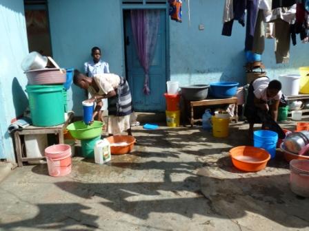 wohnhof neun familien leben in winzigen zimmern ohne wasser und toiletten web